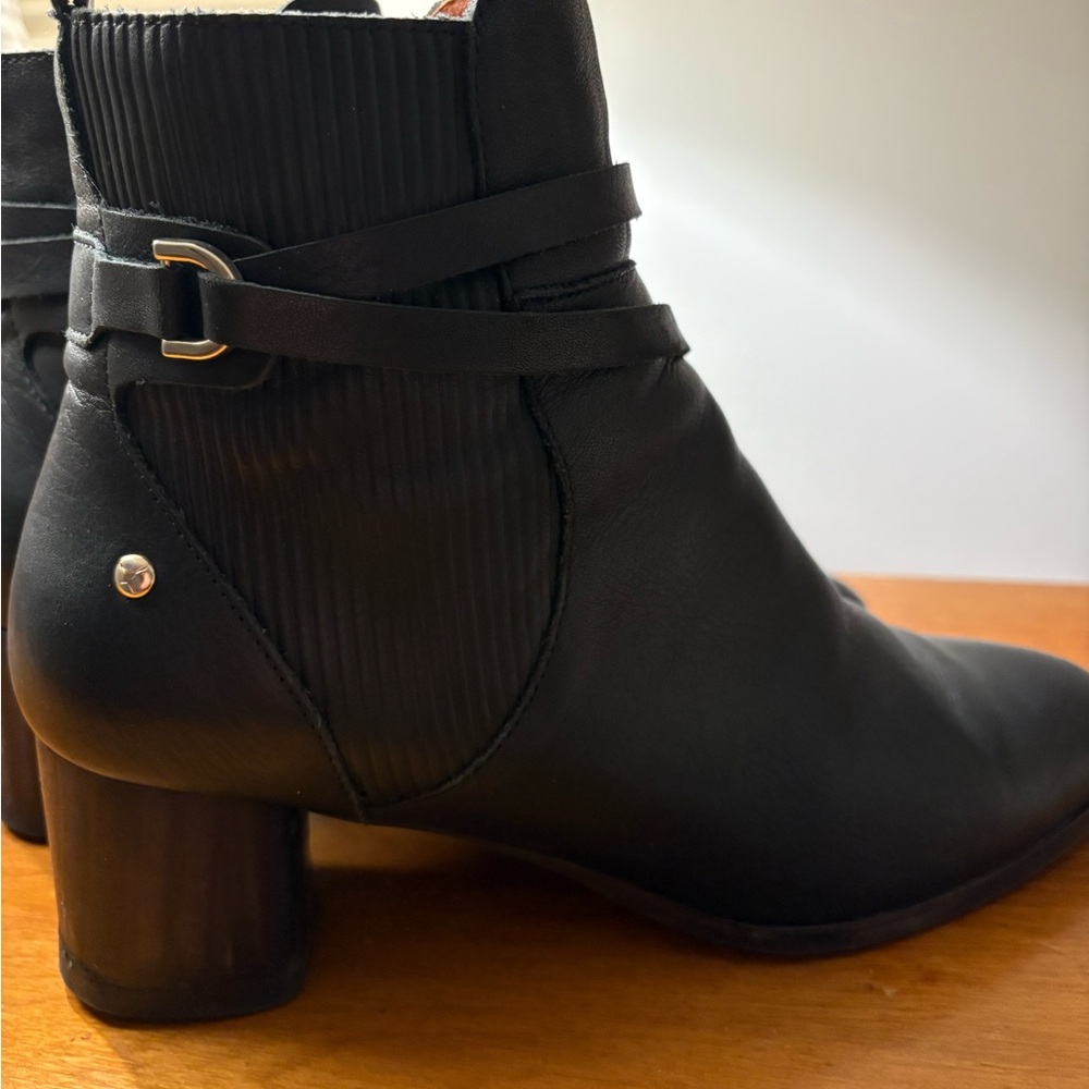 Pikolinos Black Calafat W1Z Ankle Boots. Gently worn a few times
